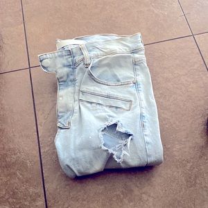 Blue wash ripped jeans with white paint splatter size is 32x32